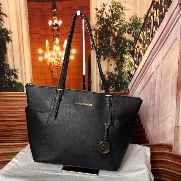 Michael Kors Handbags - Michael Kors Charlotte Large Saffiano Leather Top-Zip Tote excellent condition